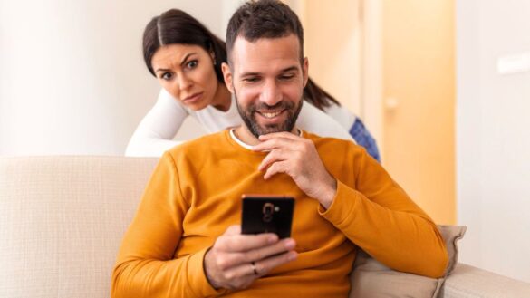 signs your husband is sexting another woman